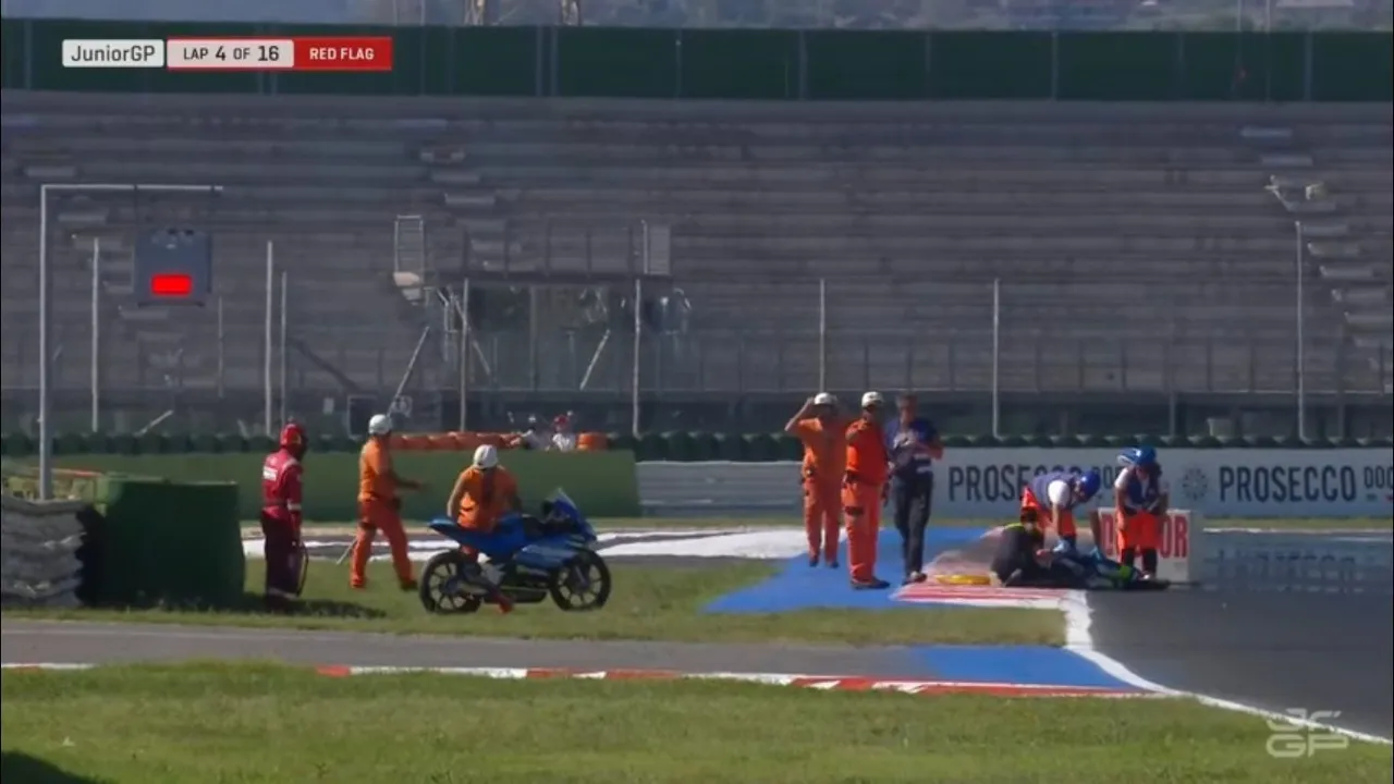 Terjadi crash di race 1 JuniorGP 2025 seri Italia/foto: Youtube JuniorGP