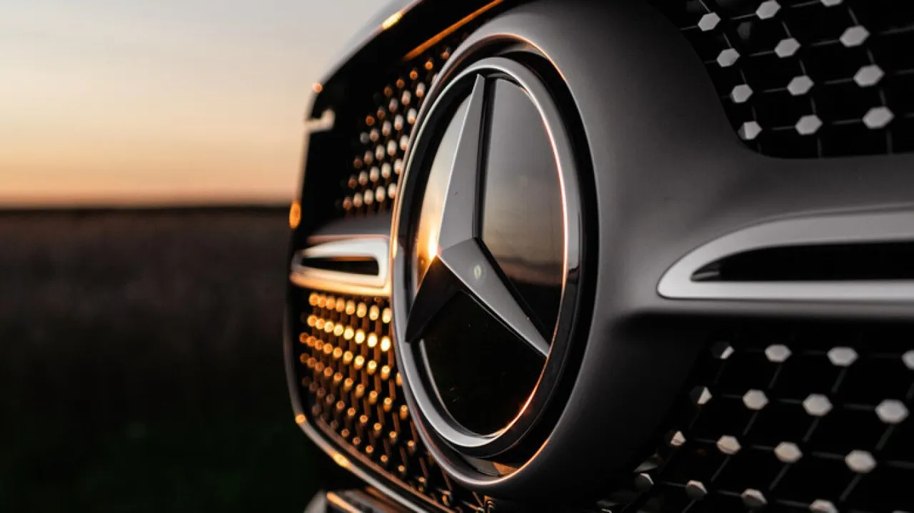 Mercedes-Benz logo. (mercedesbenzoftysoncorner)
