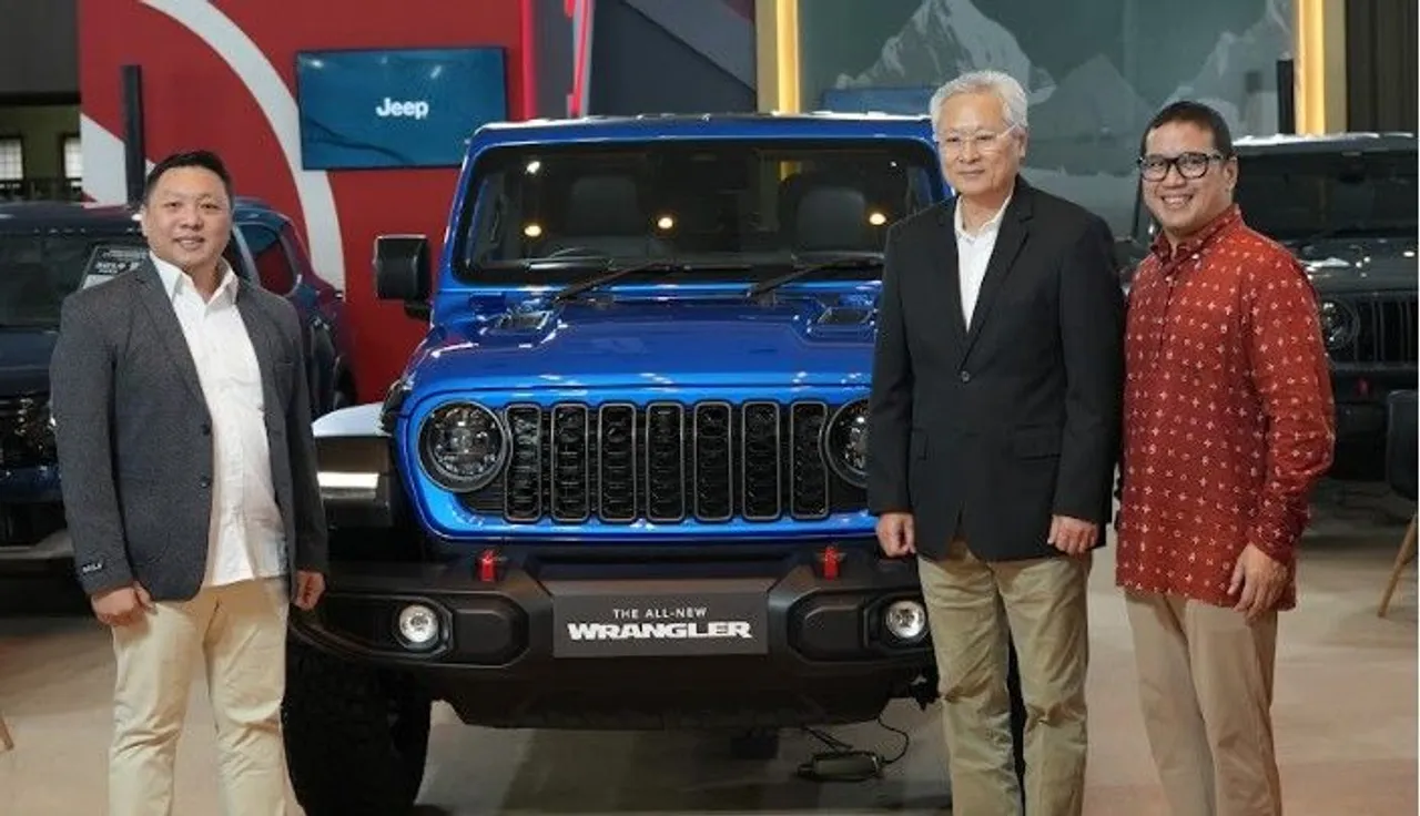 (Dari kiri) Sales & Marketing Division Head Citroën Indonesia Ferdinand Hendra, CEO IND Tan Kim Piauw, dan COO Jeep Indonesia Ario Soerjo bersama Jeep Gladiator di GIIAS Bandung 2025. (IND)