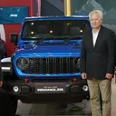 (Dari kiri) Sales & Marketing Division Head Citroën Indonesia Ferdinand Hendra, CEO IND Tan Kim Piauw, dan COO Jeep Indonesia Ario Soerjo bersama Jeep Gladiator di GIIAS Bandung 2025. (IND)