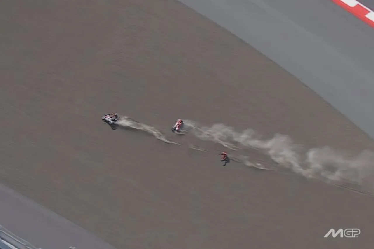 Marc Marquez dan Marco Bezzecchi crash di Sirkuit Mandalika/foto: X/MotoGP