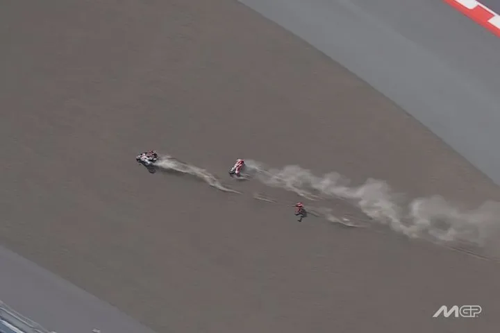 Marc Marquez dan Marco Bezzecchi crash di Sirkuit Mandalika/foto: X/MotoGP