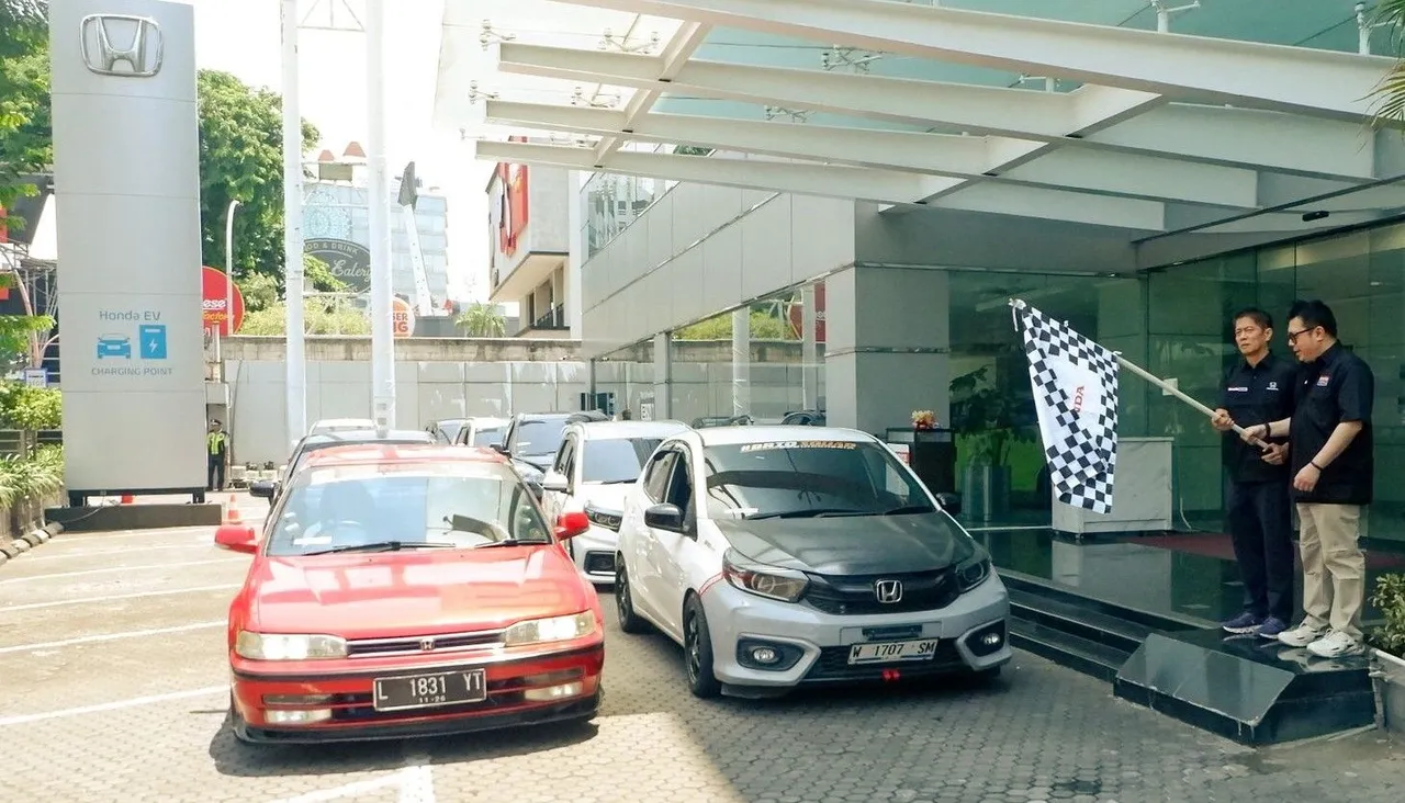 Kegiatan Honda Culture Indonesia 2025 dimulai dengan rolling thunder dari Honda Surabaya Center. (HPM)