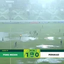 lapangan stadion sumatera utara banjir.jpg - Kondisi lapangan Stadion Utama Sumatera Utara di laga PSMS Medan vs Persikad Depok/foto: Vidio