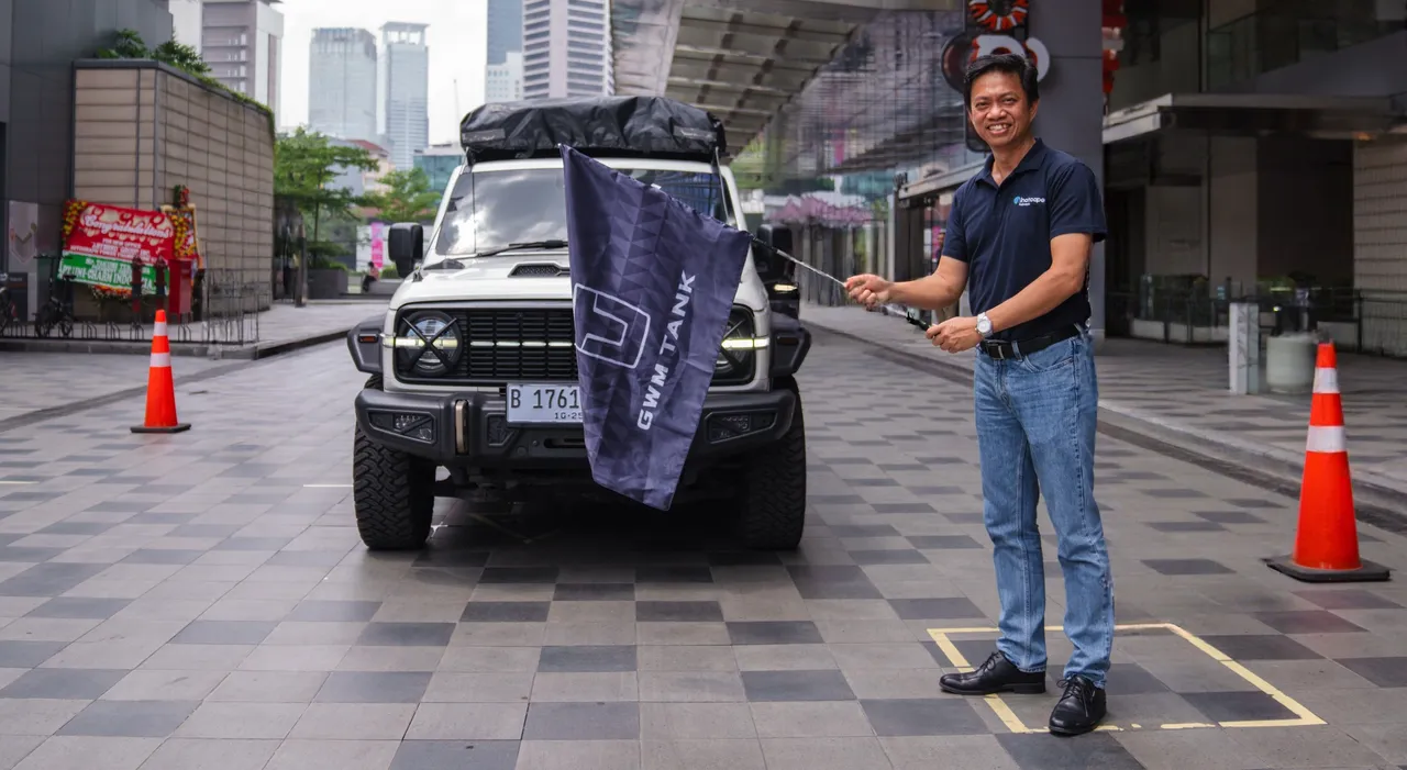 CEO Inchcape GWM Indonesia, Bagus Susanto melepas rombongan Tank 300 Diesel di GWM Tank Studio, Agora Mall. (GWM Indonesia)