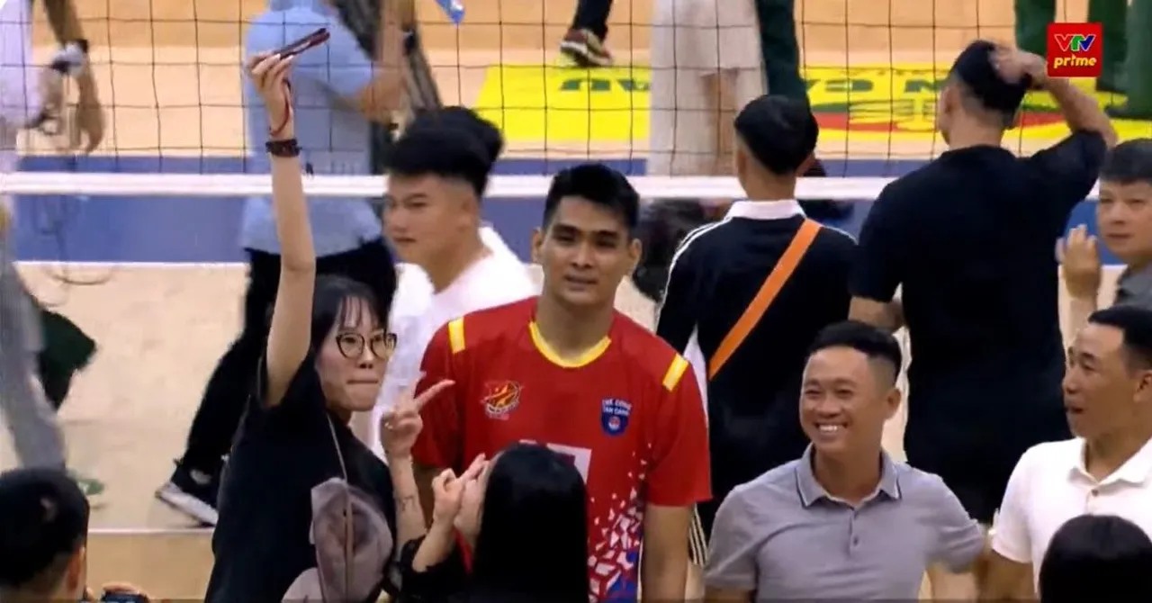 Rivan Nurmulki berfoto bersama penggemar usai final Liga Voli Vietnam/foto: Youtube On Sport