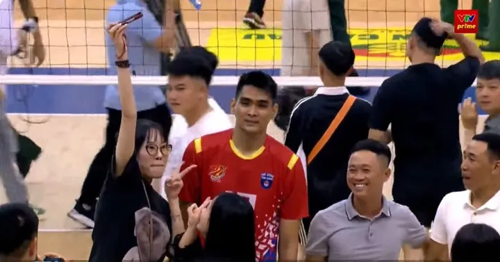 Rivan Nurmulki berfoto bersama penggemar usai final Liga Voli Vietnam/foto: Youtube On Sport