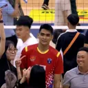Rivan Nurmulki berfoto bersama penggemar usai final Liga Voli Vietnam/foto: Youtube On Sport