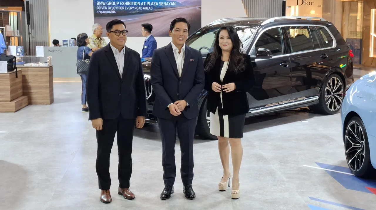 President Director BMW Group Indonesia Peter 'Sunny' Medalla didampingi Director of Marketing Bayu Riyanto dan Director of Communications Jodie O’tania di acara BMW Group Plaza Senayan Exhibition. (Chadie)