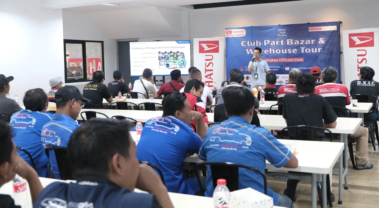 Para peserta komunitas mengikuti sesi penjelasan seputar edukasi suku cadang asli Daihastu. (ADM)
