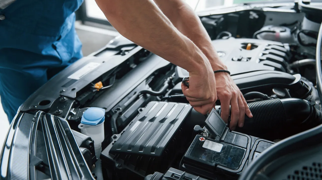 Pastikan kondisi aki mobil tetap prima untuk menjaga performa kelistrikan kendaraan. (Freepik)