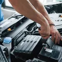 Pastikan kondisi aki mobil tetap prima untuk menjaga performa kelistrikan kendaraan. (Freepik)