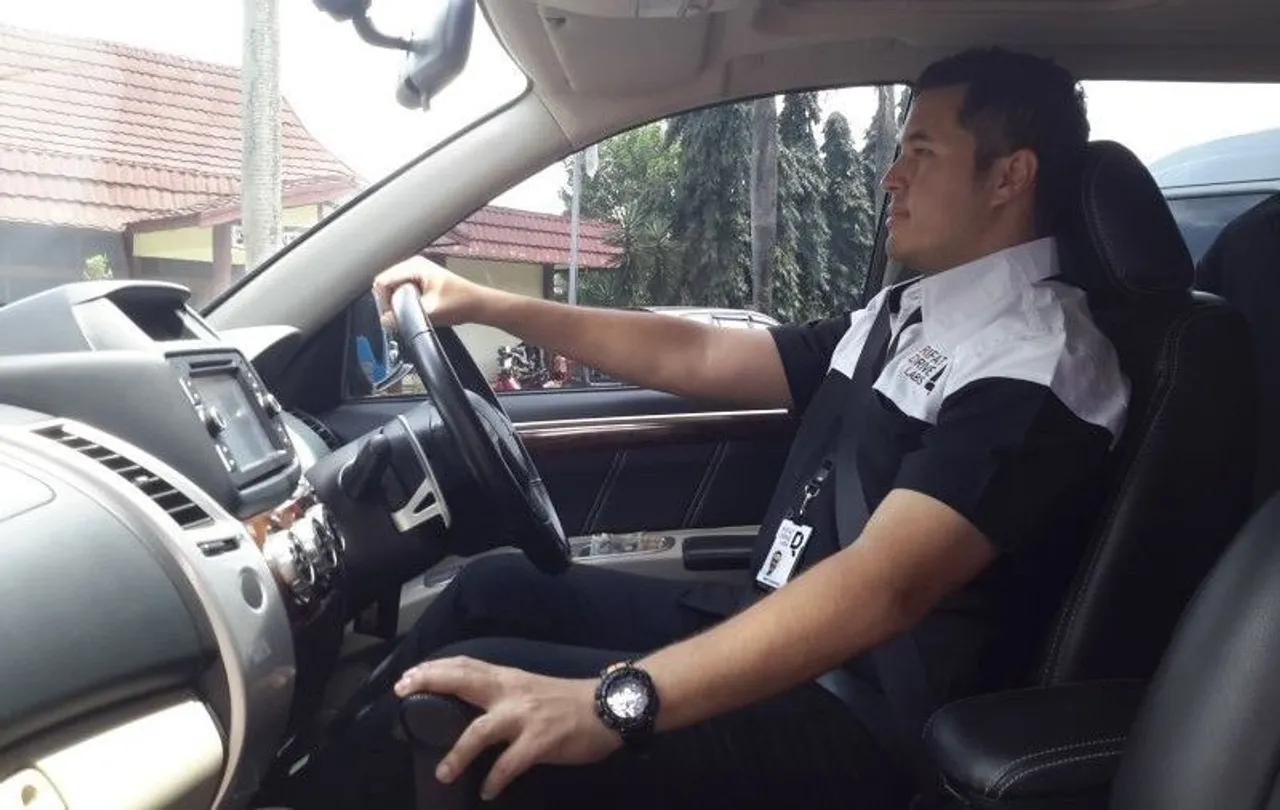 Posisi duduk yang benar membuat pengemudi lebih nyaman dan mudah mengendalikan kendaraan. (MMKSI)