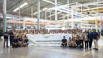 Kunjungan siswa SMK Angkasa 1 Halim ke Pabrik Truk-Bus Mercedes-Benz di Cikarang. (DCVI)