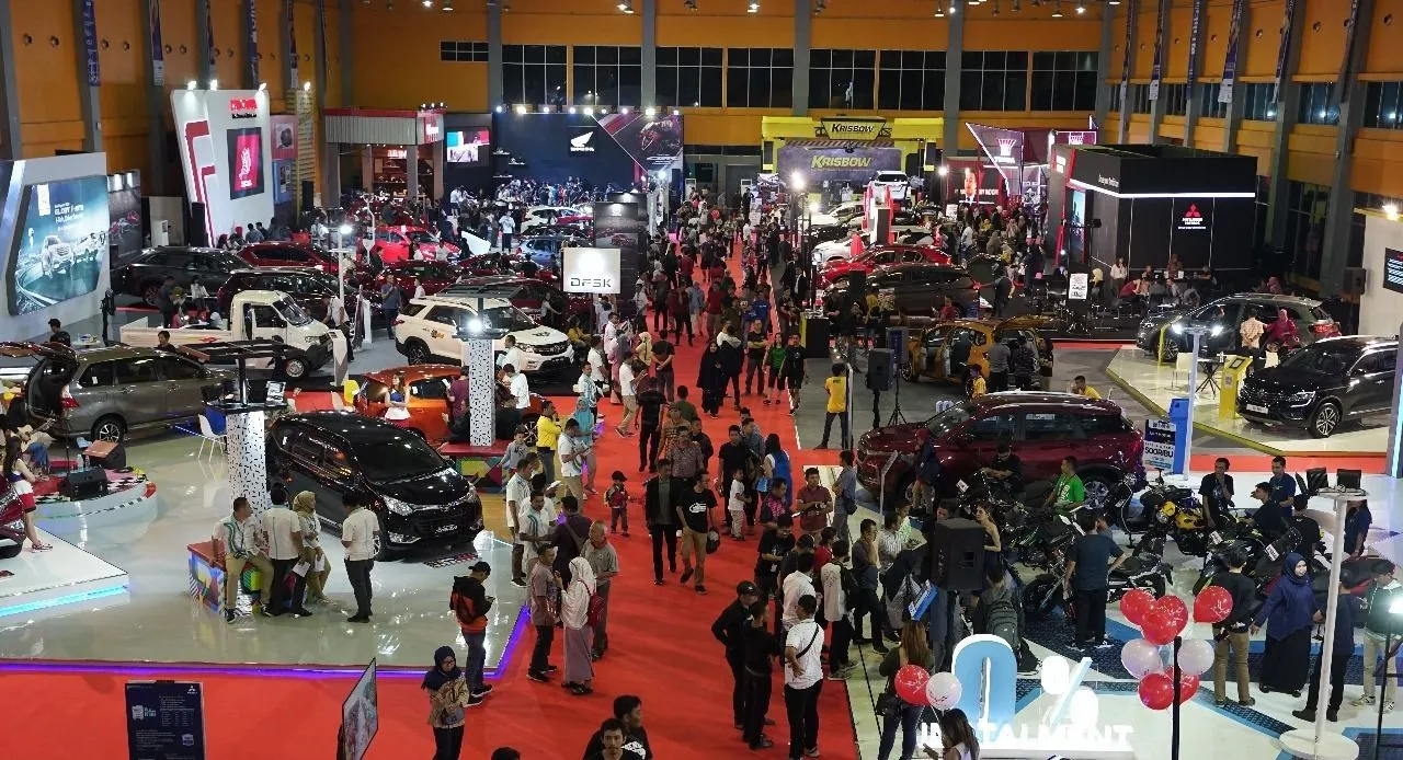 Hanya dengan bertransaksi di bengkel, carwash, barbershop, billiard, dan café mitra resmi, masyarakat Makassar berkesempatan mendapat tiket gratis GIIAS Makassar 2025. (Seven Event)