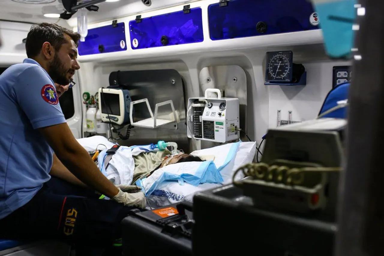 Saber Kazemi sedang mendapatkan perawatan medis/foto: IRIVF