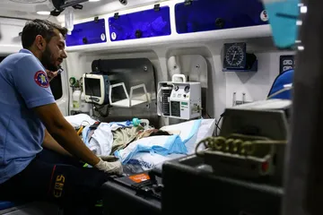 Saber Kazemi sedang mendapatkan perawatan medis/foto: IRIVF