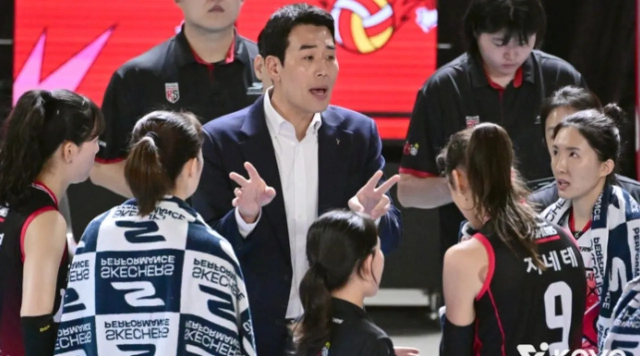 Ko Hee-jin saat beri instruksi ke para pemain Red Sparks/foto: KOVO