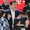 Ko Hee-jin saat beri instruksi ke para pemain Red Sparks/foto: KOVO