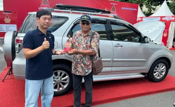 Penyerahan apresiasi Bahagia Sejak Pertama kepada pelanggan setia Daihatsu di Sleman. (ADM)