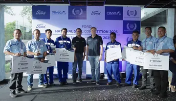 Para pemenang Ford National Skill Competition 2025 bersama Regional Director RMA Roelof Lamberts (tengah kanan), dan  Head of Service & Operation RMA Elyus Dwi Erwanto. (RMA)