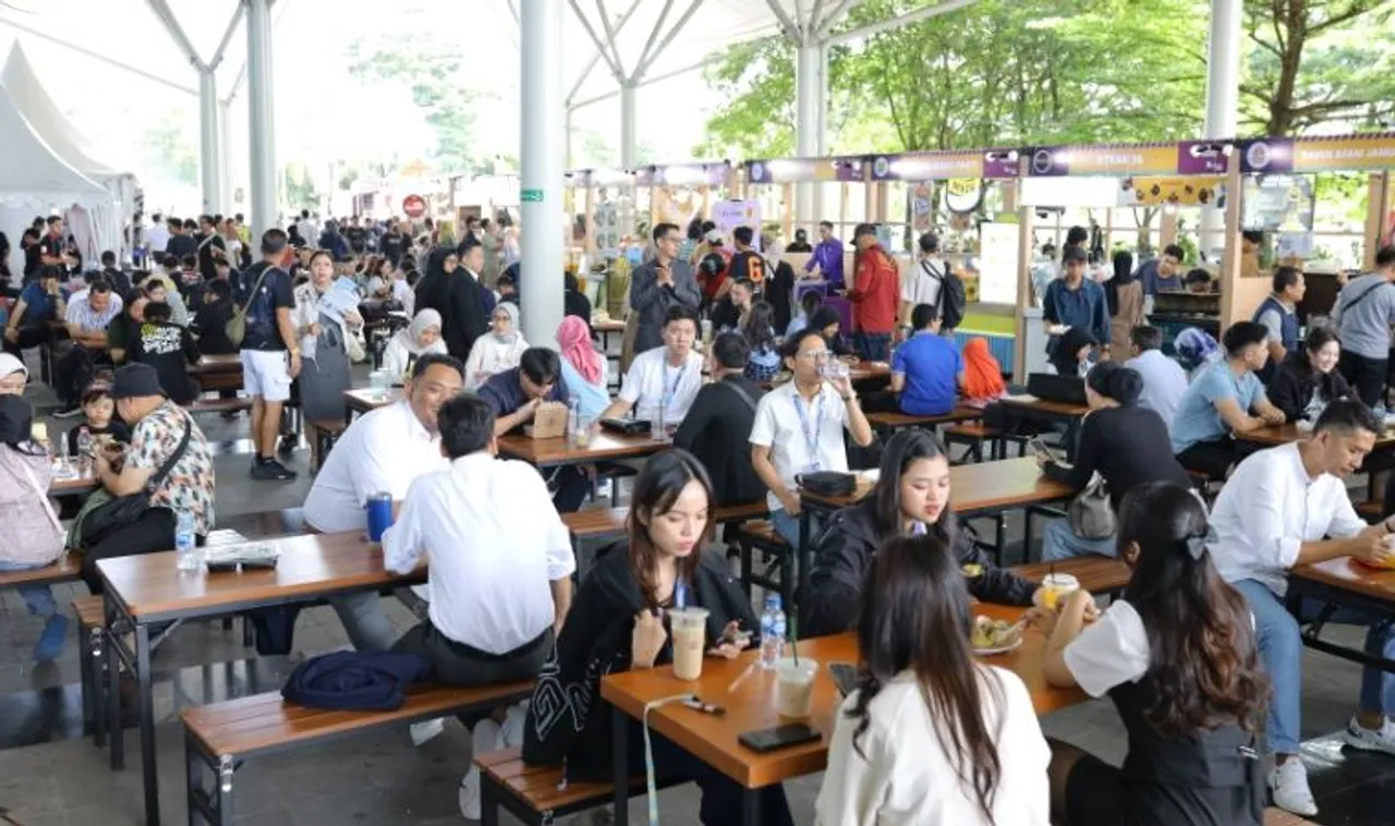 Area kuliner di Permata Bank GJAW 2025 menyediakan berbagai menu lokal dan internasional. (Seven Event)
