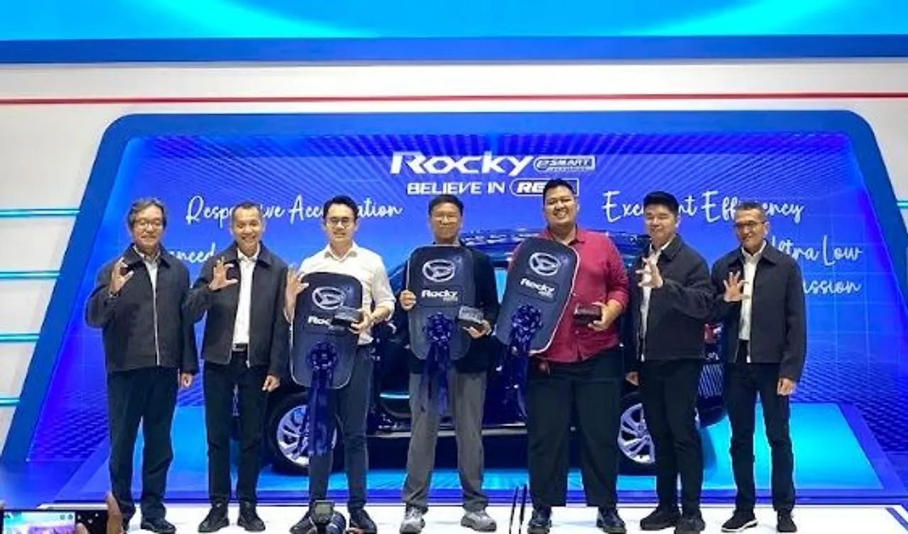 Seremoni penyerahan kepada tiga konsumen pertama Daihatsu Rocky Hybrid di GJAW 2025. (ADM)