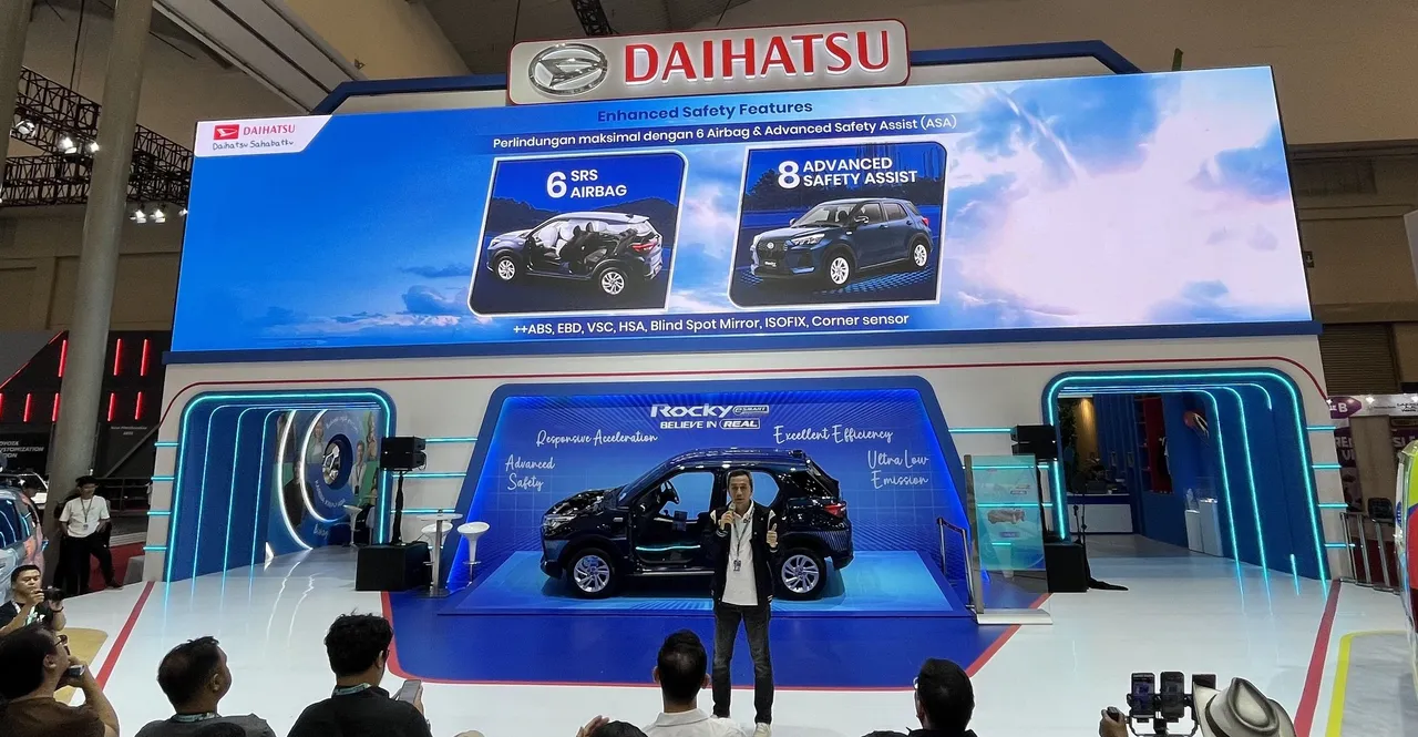 Bedah teknologi Rocky e Smart Hybrid dengan Unit Exhibit di Booth Daihatsu GJAW 2025. (ADM)