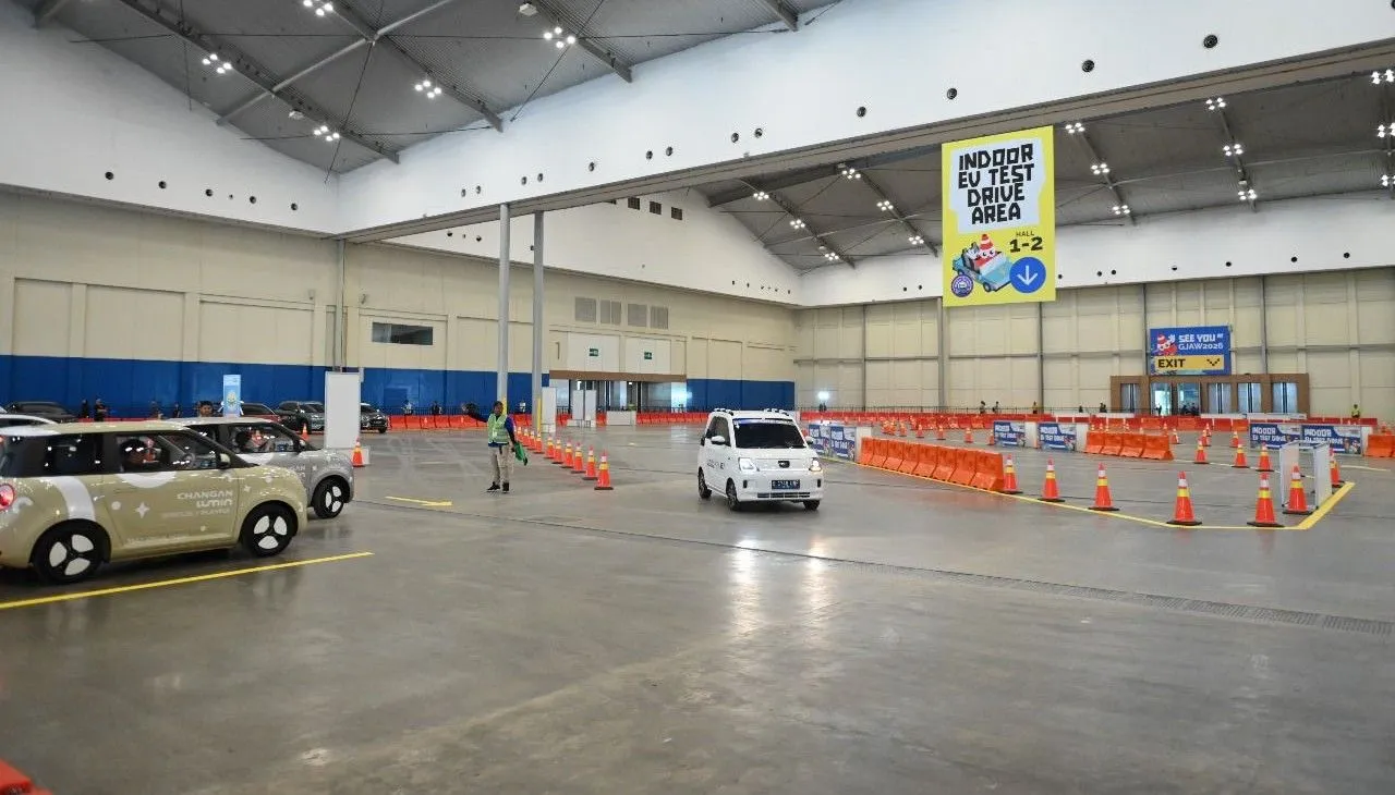 Untuk pertama kalinya GJAW menghadirkan New Indoor EV Test Drive yang nyaman. (Seven Event)