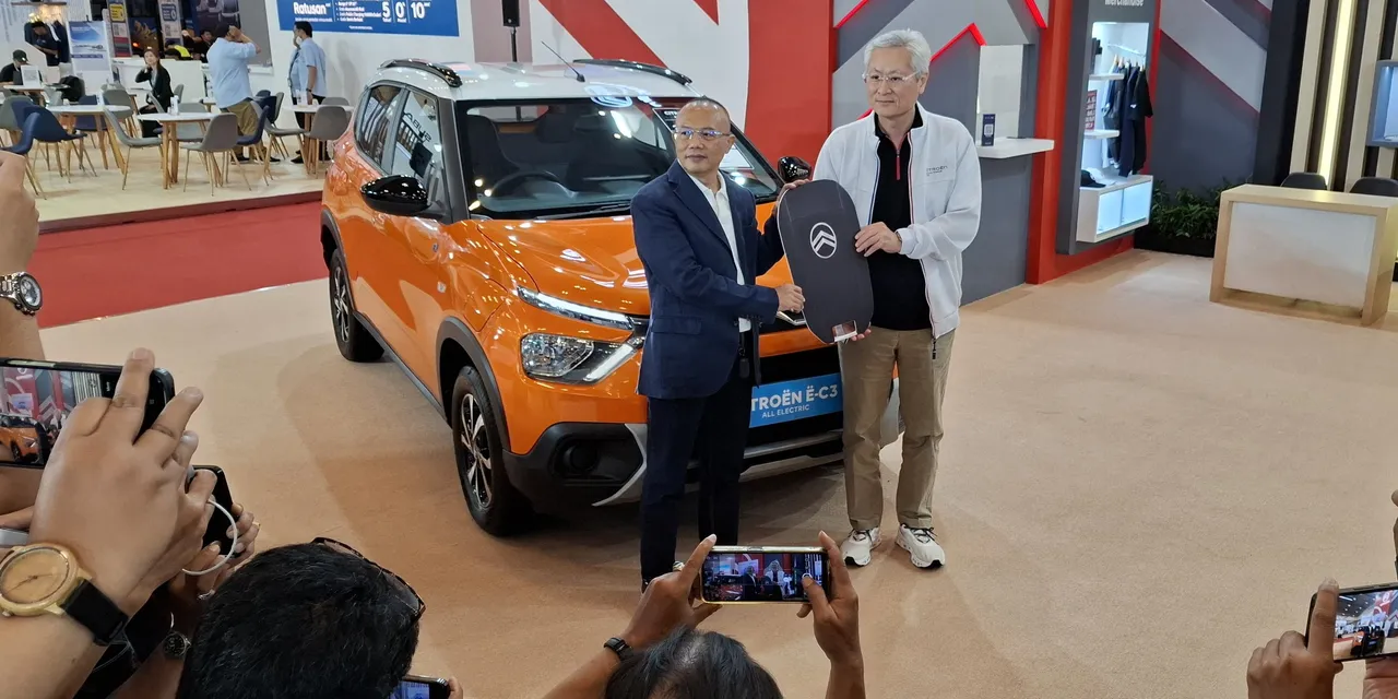 Direktur Utama Express Johannes BE Triatmojo secara simbolis menerima kunci Citroen E-C3 dari CEO IND Tan Kim Piauw di ajang GJAW 2025. (Chadie)
