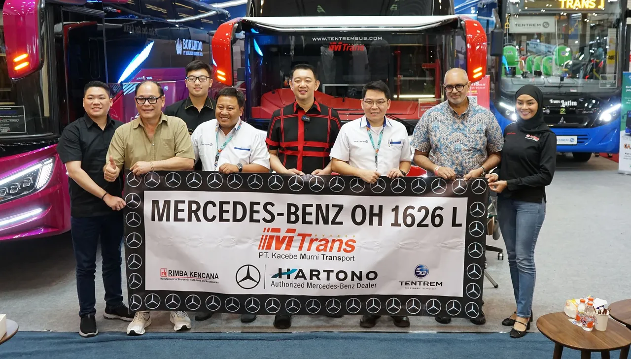 Penandatanganan pengadaan 20 unit Mercedes-Benz OH 1626 L oleh DCVI, karoseri Tentrem, dan PO MTrans. (DCVI)