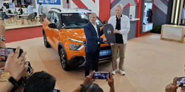 Direktur Utama Express Johannes BE Triatmojo secara simbolis menerima kunci Citroen E-C3 dari CEO IND Tan Kim Piauw di ajang GJAW 2025. (Chadie)