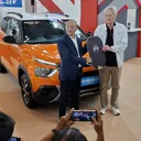 Direktur Utama Express Johannes BE Triatmojo secara simbolis menerima kunci Citroen E-C3 dari CEO IND Tan Kim Piauw di ajang GJAW 2025. (Chadie)