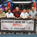 Penandatanganan pengadaan 20 unit Mercedes-Benz OH 1626 L oleh DCVI, karoseri Tentrem, dan PO MTrans. (DCVI)