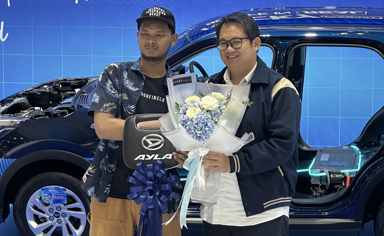 Prosesi penyerahan simbolis Daihatsu Ayla Retro Future kepada pemenang. (ADM)