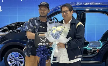 Prosesi penyerahan simbolis Daihatsu Ayla Retro Future kepada pemenang. (ADM)