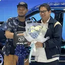 Prosesi penyerahan simbolis Daihatsu Ayla Retro Future kepada pemenang. (ADM)