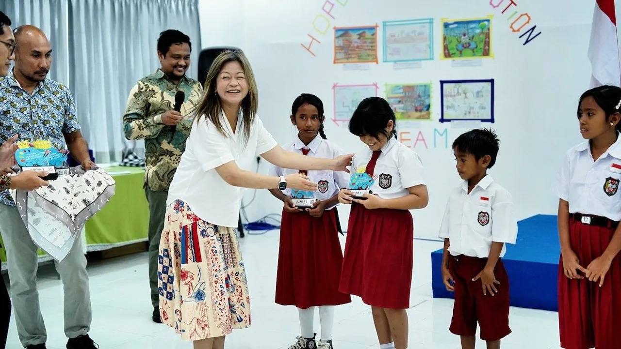 Pemberian apresiasi karya terbaik dari putra-putri kabupaten Rote Ndao. (TAM)