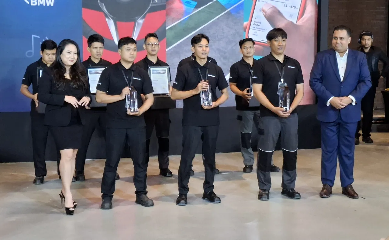 Prosesi penyerahan hadiah kepada para pemenang babak final BMW TEC 2025. (Chadie)