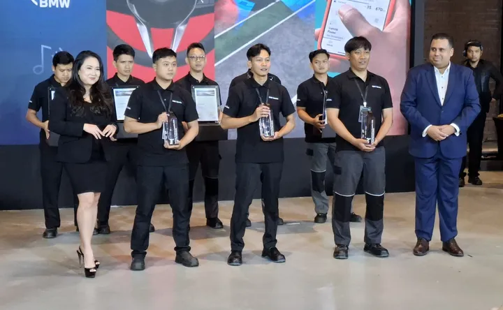 Prosesi penyerahan hadiah kepada para pemenang babak final BMW TEC 2025. (Chadie)