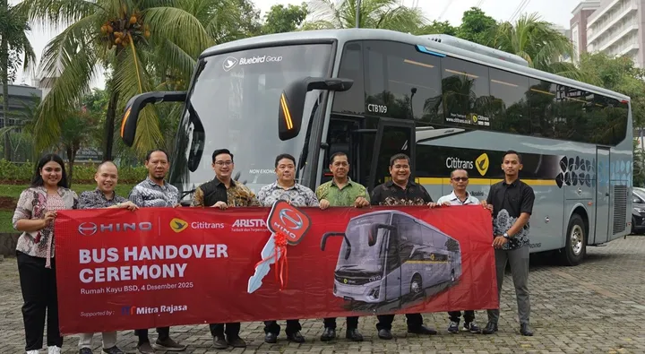 Penyerahan bus Hino RM 280 ABS kepada Cititrans. (HMSI)
