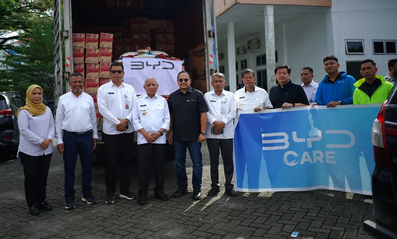 Dalam penyaluran bantuan ini, BYD Indonesia menyerahkan secara langsung, memastikan diterima oleh masyarakat terdampak banjir. (BYD Indonesia)
