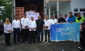 Dalam penyaluran bantuan ini, BYD Indonesia menyerahkan secara langsung, memastikan diterima oleh masyarakat terdampak banjir. (BYD Indonesia)