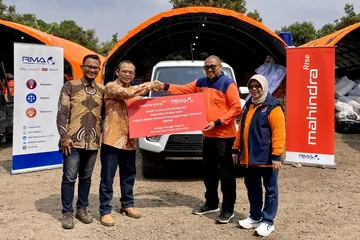 Penyerahan bantuan mobil Mahindra Scorpio pikap untuk operasional evakuasi korban banjir di Sumatra Utara. (RMA Indonesia)