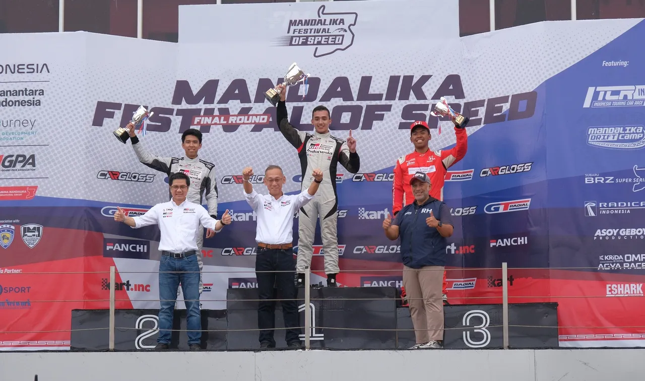 Presdir TAM H Ueda dan VPD TAM H Tanoto bersama dua pembalap TGRI merayakan keberhasilan menyapu bersih podium Seeded B pada Final Race Kejurnas ITCR 1.200 2025 dalam seri penutup MFoS 2025 di Mandalika. (TAM)