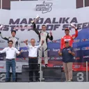 Presdir TAM H Ueda dan VPD TAM H Tanoto bersama dua pembalap TGRI merayakan keberhasilan menyapu bersih podium Seeded B pada Final Race Kejurnas ITCR 1.200 2025 dalam seri penutup MFoS 2025 di Mandalika. (TAM)