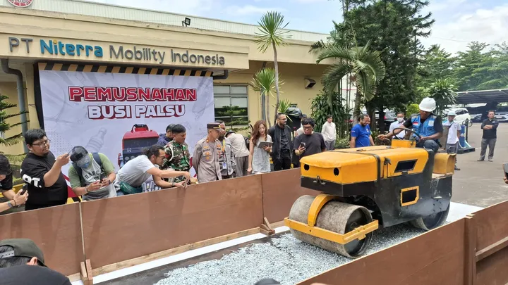 Proses penghancuran dan pemusnahan busi NGK palsu di pabrik PT Niterra Mobility Indonesia. (Chadie)