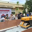 Proses penghancuran dan pemusnahan busi NGK palsu di pabrik PT Niterra Mobility Indonesia. (Chadie)