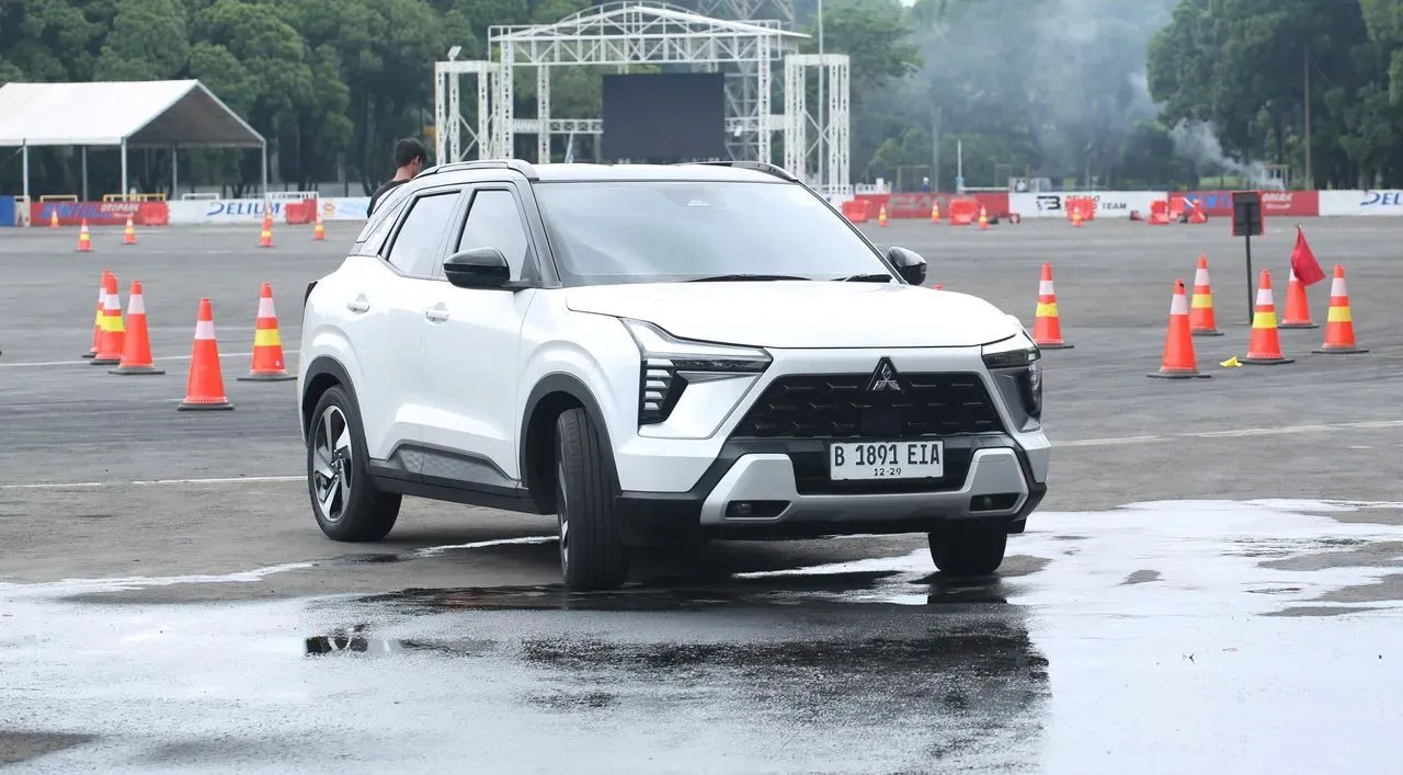 Saat hujan, mode berkendara Wet Mode mampu menjaga pengendalian tetap dalam genggaman. (MMKSI)