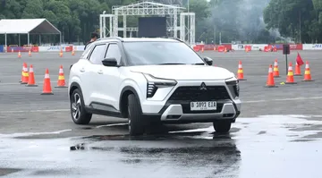 Saat hujan, mode berkendara Wet Mode mampu menjaga pengendalian tetap dalam genggaman. (MMKSI)